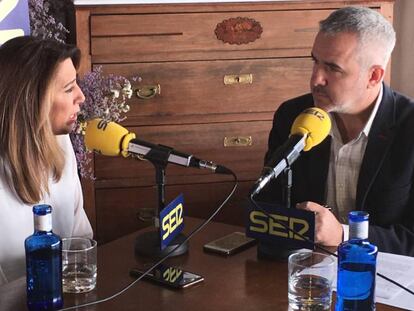 La presidenta en funciones de la Junta, Susana Díaz, durante la entrevista con Diego Suárez en la cadena Ser.