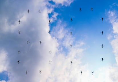 Otra formación aérea, compuesta por 26 helicópteros, formó el número 80 en homenaje al aniversario de la victoria.