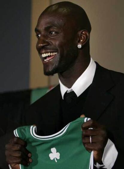 Kevin Garnett, con la camiseta de Boston el día de su presentación.