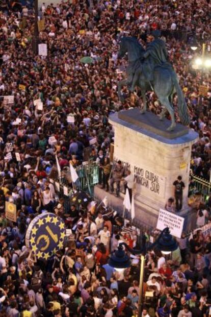 La multitud permaneció en Sol hasta avanzada la madrugada.