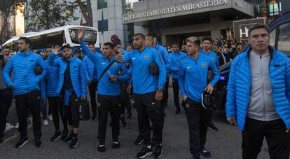 Los jugadores del Boca Juniors saludan a los aficionados que se han concentrado en el exterior del hotel donde están alojados.