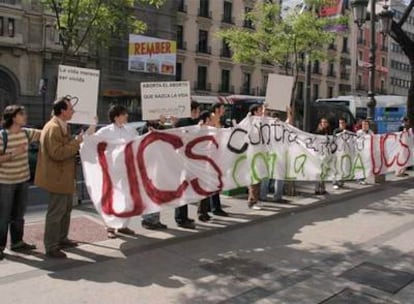 13 personas con chupetes protestan contra la nueva ley del aborto frente al Ministerio de Igualdad en Madrid