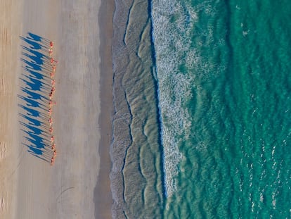 Bañada por las turquesas aguas del océano Índico, es una playa de impoluta arena blanca y 22 kilómetros de largo, por lo que incluso en los meses de mayor afluencia (de mayo a octubre) se pueden encontrar huecos para disfrutarla en tranquilidad. Está limitada por dunas y acantilados de color rojo ocre, y en la zona se encuentran ‘resorts’ y también zonas para aparcar las caravanas. Un arenal que también se ha hecho conocido por los paseos en camello por su orilla.<br></br> Más información: australiasnorthwest.com/explore/broome-dampier-peninsula/broome/