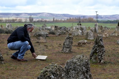 Sanz, junto a algunas de las lápidas de la necrópolis y una cerámica colocada que recuerda a un vecino de Padilla.