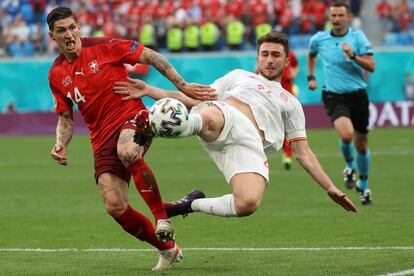 Steven Zuber y Aymeric Laporte durante el partido de cuartos de final de la Eurocopa 2020 entre Suiza y España.