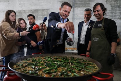 Luís Montenegro, candidato de Alianza Democrática, aliña una paella en un acto de campaña en Benavente, Portugal, este martes.