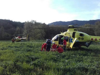 Evacuaci&oacute; de l&#039;home accidentat amb un parapent.