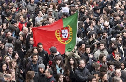 Miles de jóvenes se manifiestan en Lisboa el 12 de marzo de 2011.