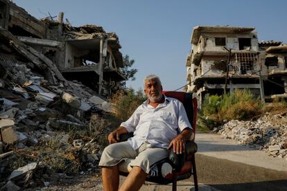 Um residente do bairro da o-Khalidiya posa entre os escombros na zona de Homs controlada pelo governo, o 18 de setembro de 2018.