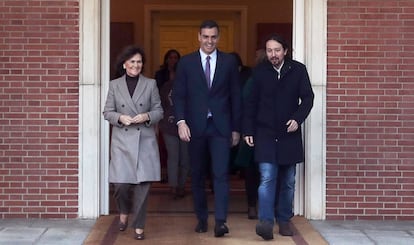 Carmen Calvo, Pedro Sánchez y Pablo Iglesias, el pasado martes en La Moncloa.