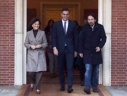 Carmen Calvo, Pedro Sánchez y Pablo Iglesias, el pasado martes en La Moncloa.