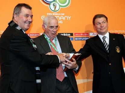 Luis Aragonés, con sus homólogos de Túnez, Roger Lemèrre (izquierda) y Ucrania, Oleg Blokhin.