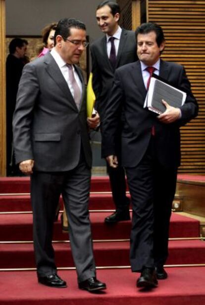 El vicepresidente José Ciscar con el portavoz del PP, Jorge Bellver, en las Cortes.