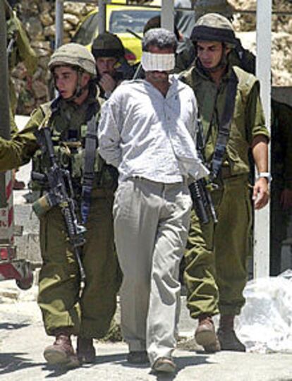 Soldados israelíes detienen a un militante de las Brigadas de Al Aqsa.