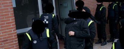 Agentes municipales sin identificar durante un desahucio en Manoteras.