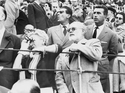 El escritor estadounidense Ernest Hemingway siempre se declaró seguidor de la fiesta de San Fermín. La imagen le muestra con su mujer, Mary, en 1959, esta vez en Madrid.