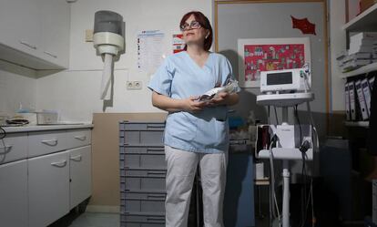 Natalia Lorente, enfermera, en el centro de donación de sangre del Hospital Gregorio Marañon, en Madrid.