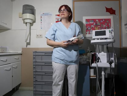 Natalia Lorente, enfermera, en el centro de donación de sangre del Hospital Gregorio Marañon, en Madrid.