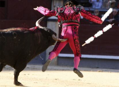 El banderillero El Ruso, corneado por el toro <i>Sombrerero</i> en la novillada de la Feria de San Isidro.