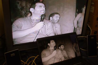 El minero atrapado Mario Sepúlveda habla con sus familiares por videoconferencia.