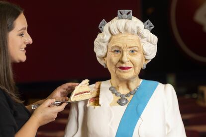 La pastelera Lara Mason, de Cake Anything, ha recreado una tarta a tamaño real de Isabel II por su Jubileo de Platino, para la que ha usado 400 huevos, 24 kilos de harina y otros 24 de mantequilla y de la que pueden comer 200 personas, el 31 de mayo de 2022.