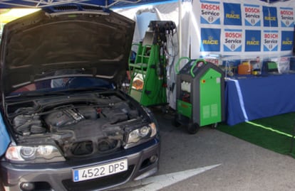 Instalación móvil de Bosch Car Service para la inspección y mantenimiento de vehículos.