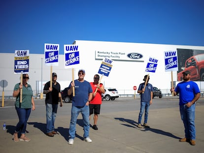 United Auto Workers members picket outside Ford's Kentucky truck plant in Louisville, Kentucky, U.S. October 12, 2023.