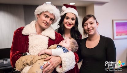 Orlando Bloom y Katy Perry, junto a uno de los niños ingresados y su madre.