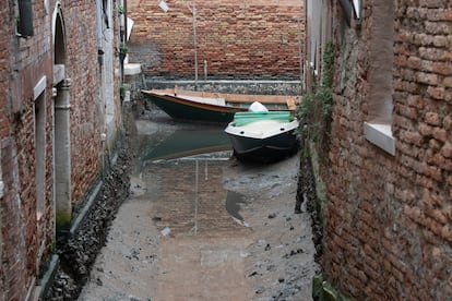 Botes en un canal sin agua en Venecia, este miércoles.