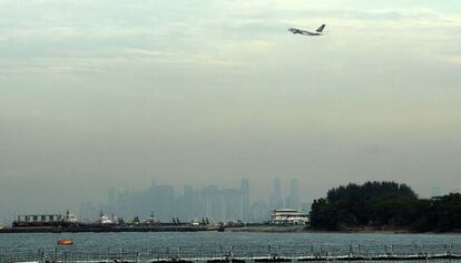 Un Airbus A380 de Singapore Airlines s&#039;enlaira a la ciutat de Singapur.