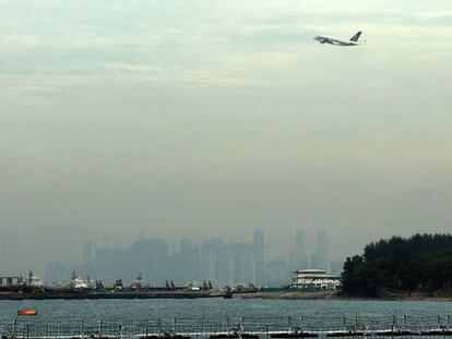 Un Airbus A380 de Singapore Airlines s&#039;enlaira a la ciutat de Singapur.