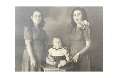 Ana Dolores Suárez, Cecilia Suárez, abuela y madre de Rodolfo Hernández, en una fotografía de su archivo familiar.