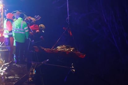 Personal de emergencias rescatan el cadáver de una persona tras el accidente.