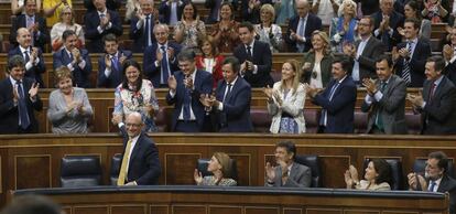 El PP aplaude a Montoro tras la aprobaci&oacute;n del Presupuesto