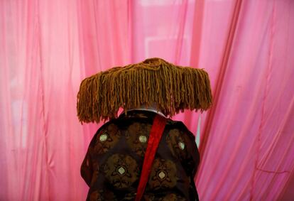 Un tibetano en traje tradicional reza para purificar la estupa de Boudhanath antes de su inauguración el 22 de noviembre, en Katmandú (Nepal).