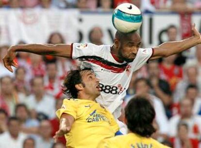 Kanouté cabecea la pelota ante Quique Álvarez.