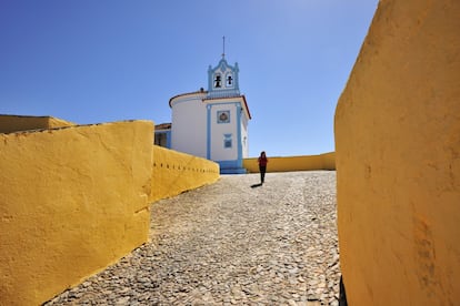 Elvas es el primer encuentro con el Alentejo portugués, a solo 15 kilómetros de Badajoz. La ciudad presume de contar con la mayor colección de fortificaciones en baluarte del mundo y fue declarada patrimonio mundial en 2012. Los fosos, el fuerte y las robustas murallas indican la ubicación estratégica de Elvas, en la frontera con España. Dentro de las sólidas murallas hay una plaza encantadora, museos insólitos y no muchos turistas. Aunque no hay mucho para más de un día de visita, Elvas es un lugar muy interesante, con un evocador ambiente de ciudad fronteriza, calles estrechas e imponentes murallas y contrafuertes.