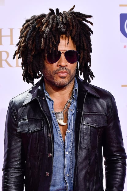 Lenny Kravitz -


El neoyorquino es otro de esos artistas que apenas dejan que los objetivos capten el color de sus ojos. Desde sus inicios Kravitz ha sido uno de los grandes faros del estilo rockero, llevando sus inseparables Aviator incluso a la portada de sus discos. Él, según confesó en GQ Australia, lo ve normal. “Supongo que cuando la gente me ve vestido interpretan que voy de ‘rock star’. Pero no es la verdad, así soy yo y así me siento cómodo”.