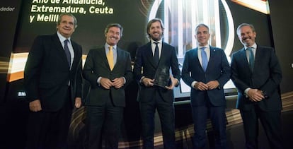 De izquierda a derecha: Juan Roure, fundador del foro de inversores privados y family offices del IESE; Federico Linares, presidente de EY España; Rosauro Varo, presidente de GAT y vicepresidente de PRISA; Elías Bendodo, consejero de la Presidencia de la Junta de Andalucía; Alberto García Valera, socio director de EY Andalucía.