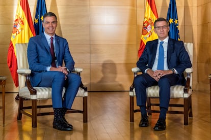 El presidente del Gobierno en funciones y líder del PSOE, Pedro Sánchez, durante su reunión con el líder del PP, Alberto Núñez Feijóo, a finales de agosto.