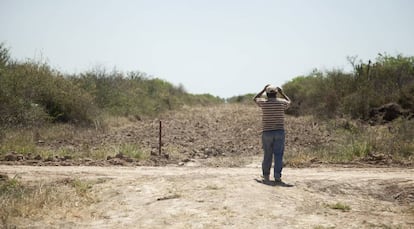 Un líder ayoreo se lleva las manos a la cabeza, incrédulo. Los totobiegosode marcan en su GPS una zona talada ilegalmente y para que no vuelva a ser usada la máquina encontrada en su propiedad, sabotean el tanque de combustible.