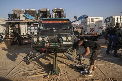 Un mecánico trabaja en un automóvil después de la octava etapa, en Wadi Al Dawasir.