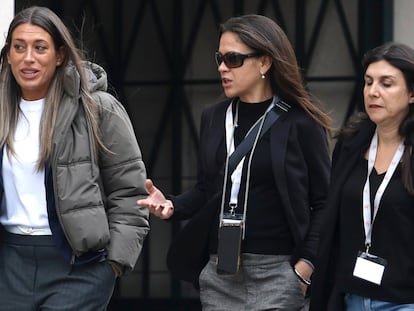 La diputada de Junts, Míriam Nogueras, llega al Congreso antes de la investidura de Pedro Sánchez.