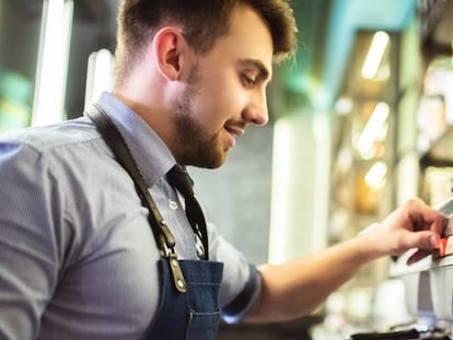 Un hostelero prepara un café.