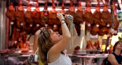 Una turista fotograf&iacute;a la c&uacute;pula del Mercat en una imagen de archivo. 