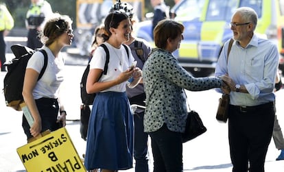 Jeremy Corbyn saluda a un grupo de manifestantes, a su llegada a la protesta contra el cambio climático, este viernes en Londres.