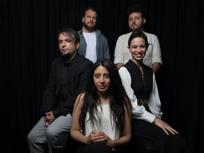 En la imagen de izquierda a derecha David Aliaga, Alejandro Morellón, Mónica Ojeda, Irene Reyes-Noguerol y Munir Hachemi, en el Instituto Cervantes de Madrid.