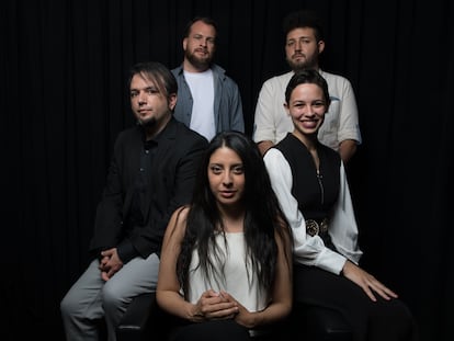 En la imagen de izquierda a derecha David Aliaga, Alejandro Morellón, Mónica Ojeda, Irene Reyes-Noguerol y Munir Hachemi, en el Instituto Cervantes de Madrid.