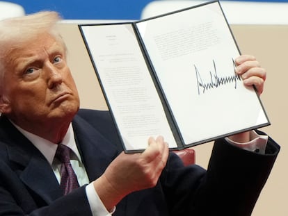 Donald Trump muestra uno de los primeros decretos firmados como 47º presidente de Estados Unidos.