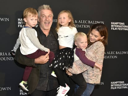 Alec Baldwin y su esposa Hilaria, con tres de sus hijos el 6 de octubre de 2021 en el festival de cine de los Hamptons, Nueva York.